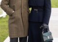 O casaco curto e a blusa azul-petróleo de Zara Tindall são feitos para março