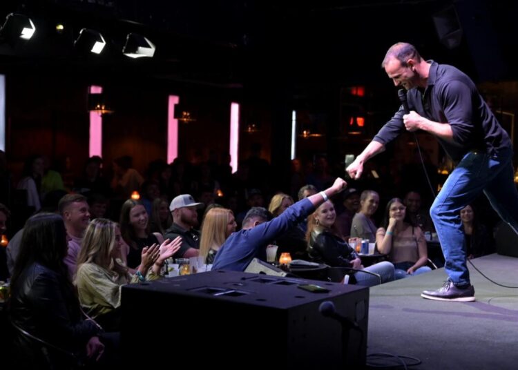 O comediante irlandês David Nihill usou a narrativa para superar o medo do palco