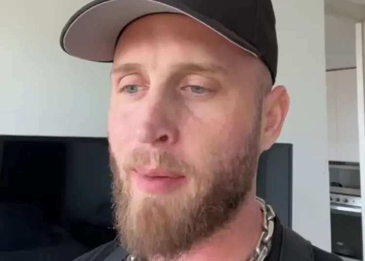 O filho de Tom Hank faz um apelo desesperado ao dizer que está preso na Colômbia