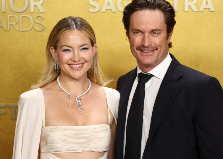 O irmão de Kate Hudson, Oliver, acidentalmente revela o segredo sobre a segunda temporada de 'Running Point'