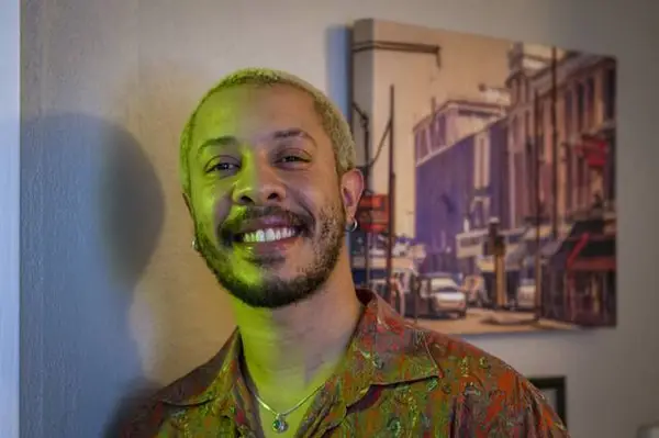 O novo cantor, compositor e baterista nascido em Kensington, Cam Chambers, impacta a cena musical de Pittsburgh