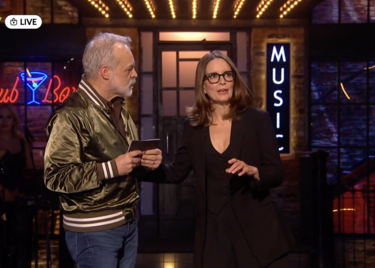 O primeiro monólogo 'SNL UK' de Tina Fey apresenta alguns convidados surpresa