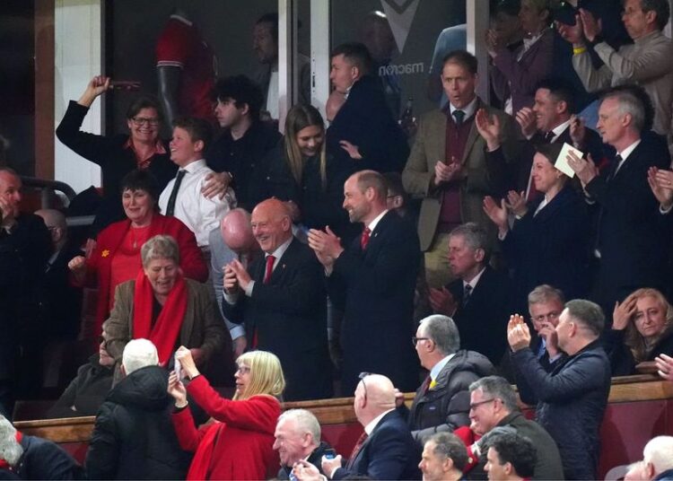 O príncipe William prova ser um amuleto de boa sorte enquanto a realeza observa o País de Gales acabar com a seqüência de derrotas