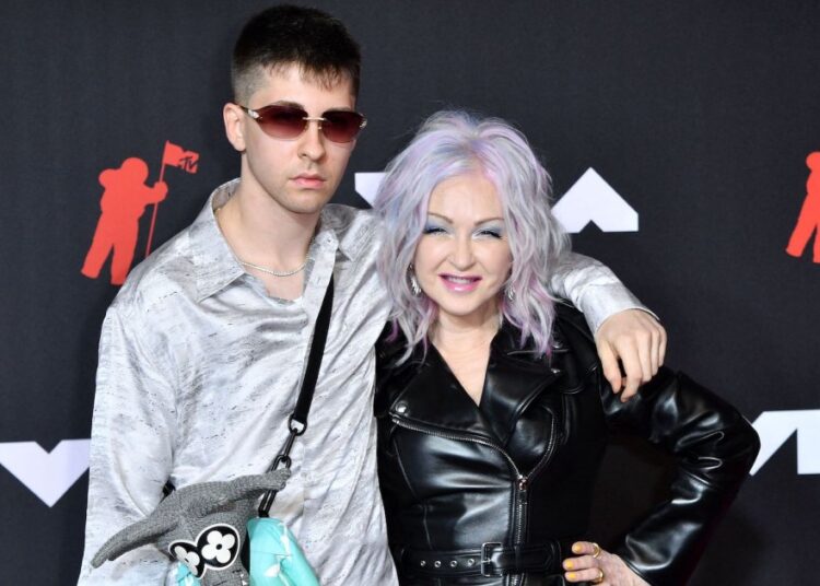 O que saber sobre o filho de Cyndi Lauper em meio a uma reclamação de agressão
