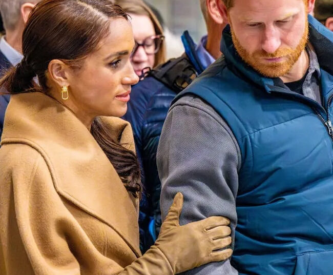 O rei Charles supostamente 'lavou as mãos' do príncipe Harry e Meghan Markle depois que eles anunciaram sua 'falsa viagem real' à Austrália