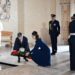 O rei dinamarquês Frederik e a rainha Mary caíram em honra e encontram o público no Australian War Memorial