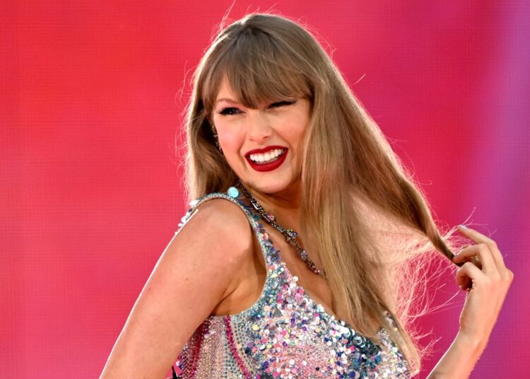 O videoclipe de ‘Opalite’ de Taylor Swift apresenta toneladas de participações especiais de celebridades! | Vídeo Musical, Taylor Swift, A Vida de uma Showgirl, Vídeo | Notícias e fofocas sobre celebridades | Entretenimento, fotos e vídeos
