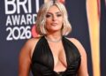 O visual do biquíni à beira da piscina de Bebe Rexha é realmente ousado em meio a novas músicas