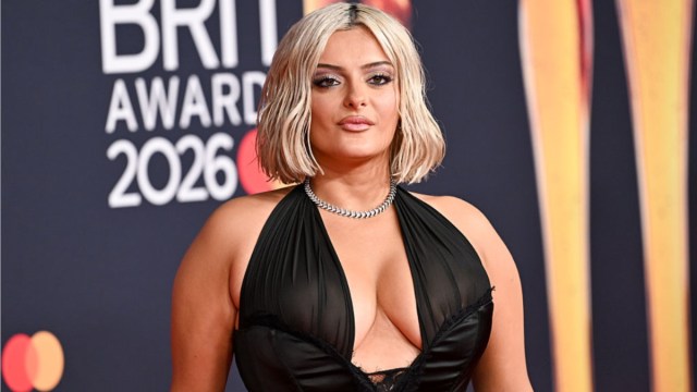O visual do biquíni à beira da piscina de Bebe Rexha é realmente ousado em meio a novas músicas