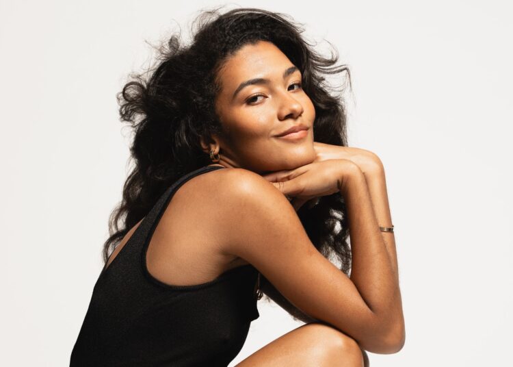 Olivia Dean é a nova favorita para a próxima música tema de Bond