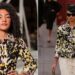 Olivia Dean usa um dos looks mais texturizados da Chanel em Paris