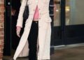 Olivia Rodrigo Sparks Album Buzz em um casaco de tweed rosa Marc Jacobs