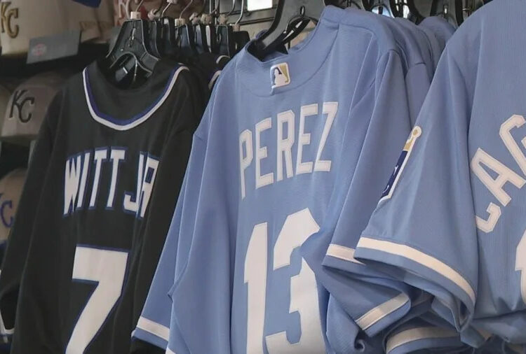 Os fãs do Royals se preparam para a estreia em casa na segunda-feira com equipamentos novos