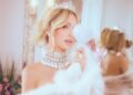 Paris Hilton posa em fotos de banheira mostrando marca de cuidados com a pele