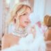 Paris Hilton posa em fotos de banheira mostrando marca de cuidados com a pele