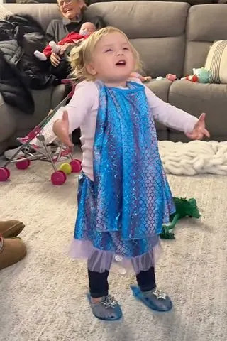Performance “Frozen” do pai interrompida pela criança, que rouba a cena