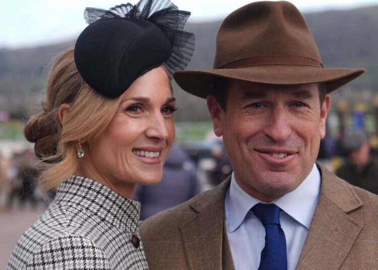Peter Phillips faz a primeira aparição em Cheltenham em 2026 com a glamorosa noiva Harriet Sperling e o Rei Frederik e a Rainha Mary indo para a Austrália