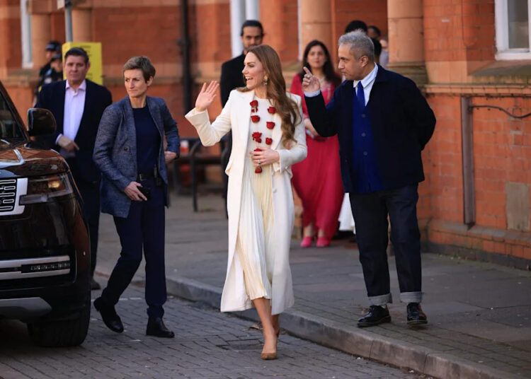 Princesa Kate sai em meio à turbulência da família real para celebrar Holi