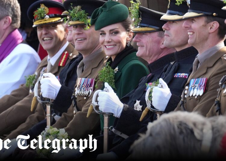 Princesa de Gales celebra o Dia de São Patrício com a Guarda Irlandesa
