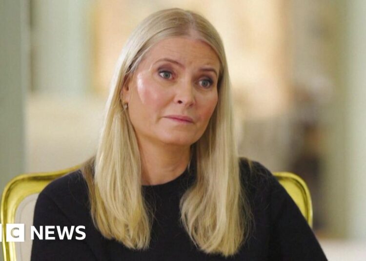 Princesa herdeira da Noruega quebra o silêncio, alegando que foi ‘manipulada e enganada’ por Epstein