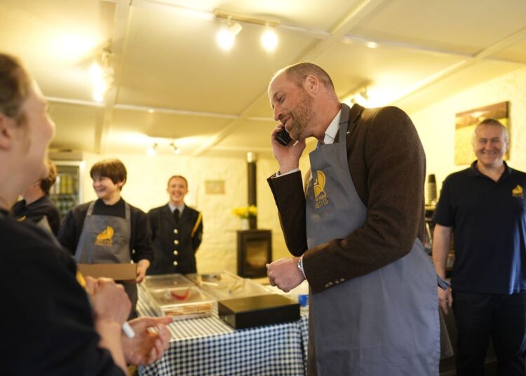 Príncipe William surpreende clientes vendendo pastéis para compradores surpresos na Cornualha