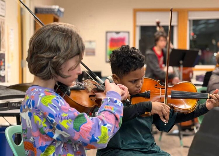 Programa gratuito de educação musical para jovens busca novo lar em NK