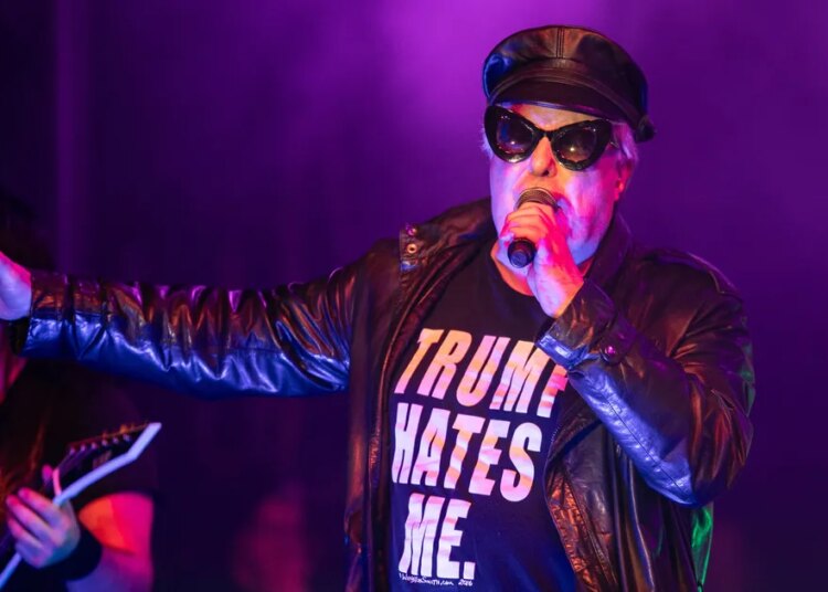 Punk Rocker Jello Biafra hospitalizado