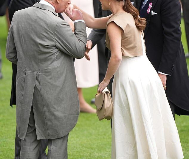 RICHARD EDEN: A nova brutal frieza de Kate e William, Beatrice e Eugenie, revelada a mim por um amigo ... e a resposta esnobe de minha fonte real diz tudo