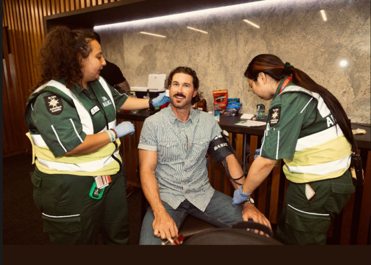Riley Green compartilha fotos de ferimentos depois que fã jogou o telefone nele durante o show