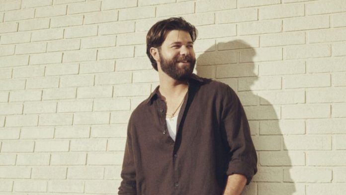Rising Country Voice McCoy Moore compartilha nova música agradecida “Prayin' For Me”