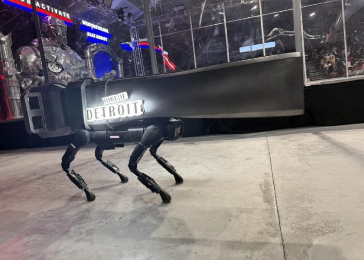 Robôs gigantes batalham no Robowar de Detroit | KGOU