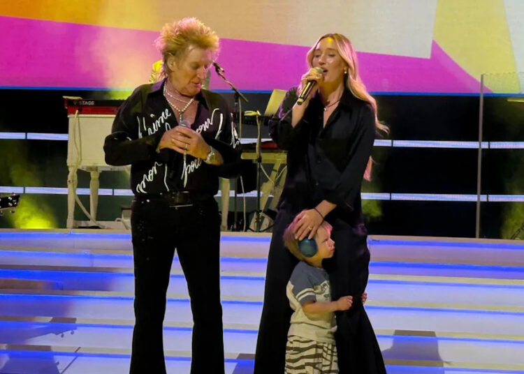Rod Stewart, 81, canta 'Forever Young' com a filha Ruby e o neto Otis, de 2 anos: 'Três gerações de Stewarts'