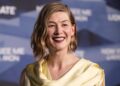 Rosamund Pike admite que fez 'um dos piores filmes já feitos'