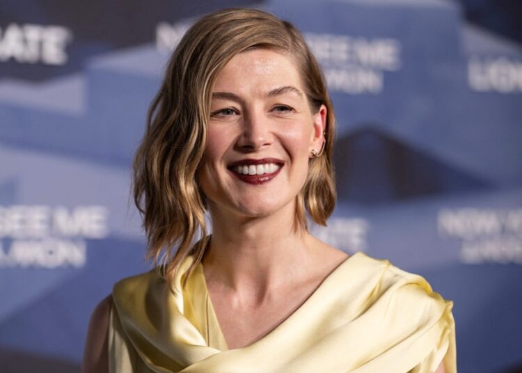 Rosamund Pike admite que fez 'um dos piores filmes já feitos'