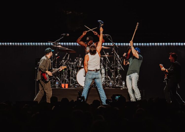 Russell Dickerson deveria ter sido a atração principal do C2C – deixe-nos explicar…