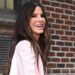 Sandra Bullock usou o estilo jeans com punhos que estará em toda parte nesta primavera