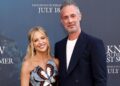 Sarah Michelle Gellar teve que expulsar os penetras da festa de 50 anos do marido Freddie Prinze Jr.