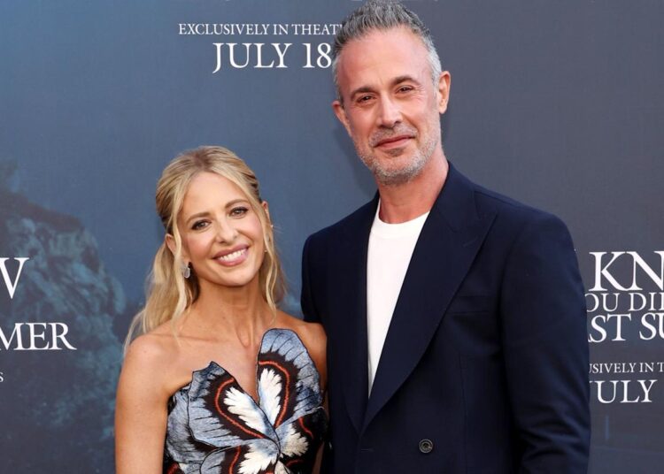Sarah Michelle Gellar teve que expulsar os penetras da festa de 50 anos do marido Freddie Prinze Jr.
