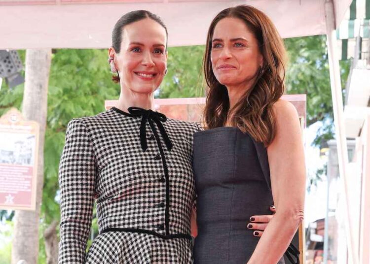 Sarah Paulson elogia o ensaio 'profundo' sobre câncer de Amanda Peet