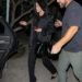 Selena Gomez e Benny Blanco usam roupas contrastantes para jantar
