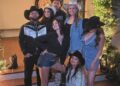 Selena Gomez vai ao country com botas de cowboy para a festa de aniversário de Benny Blanco