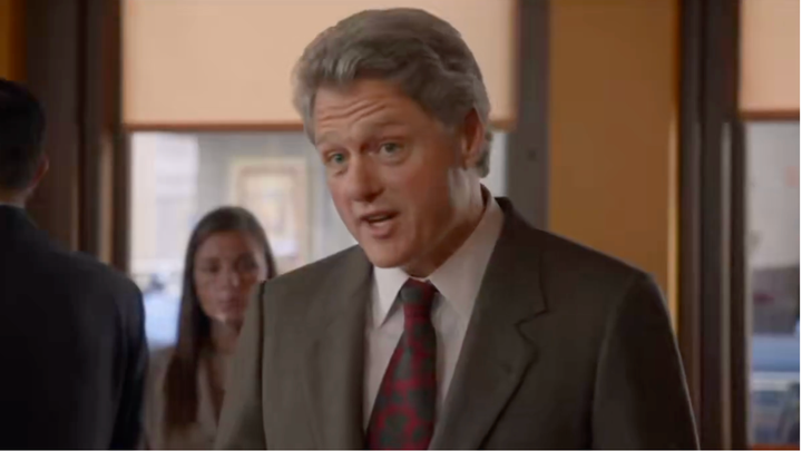 Seth MacFarlane se transforma no assustador clone de Bill Clinton em ‘Ted’