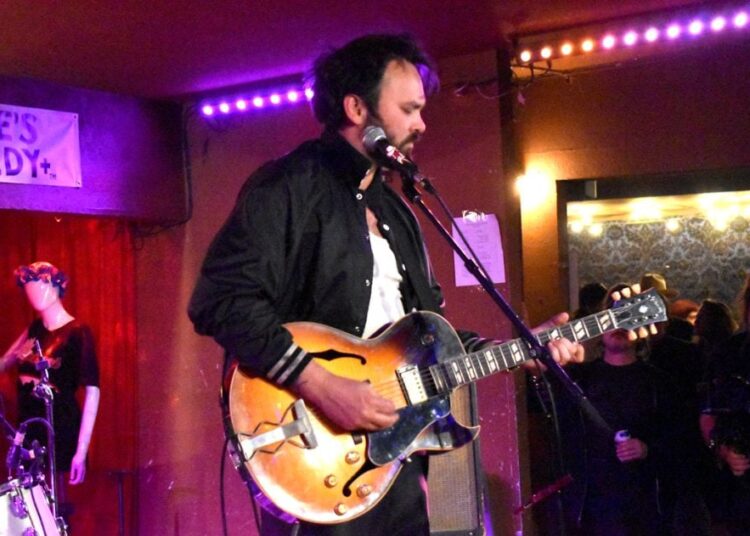 Shakey Graves faz show gratuito no Sagebrush antes do novo álbum