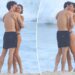 Shawn Mendes sem camisa embala no PDA com a namorada de biquíni Bruna Marquezine