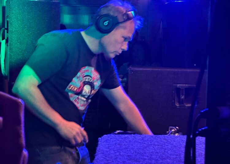 Shepard Fairey diz a Mark Mothersbaugh que não tem medo da arte de IA
