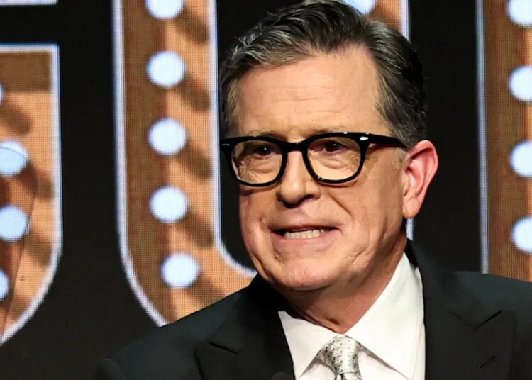 Stephen Colbert mira em chefes corporativos em discurso de premiação