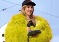 Suki Waterhouse posa em um biquíni ousado na piscina flutuante em meio a novas músicas