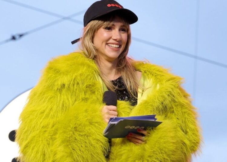 Suki Waterhouse posa em um biquíni ousado na piscina flutuante em meio a novas músicas