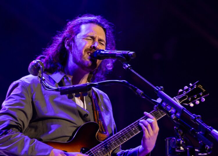 Surfando no tubo: Hozier faz covers dos Beatles; Dominic Fike compartilha novo videoclipe; Elenco de Talvez Final Feliz Jogue NPR Tiny Desk