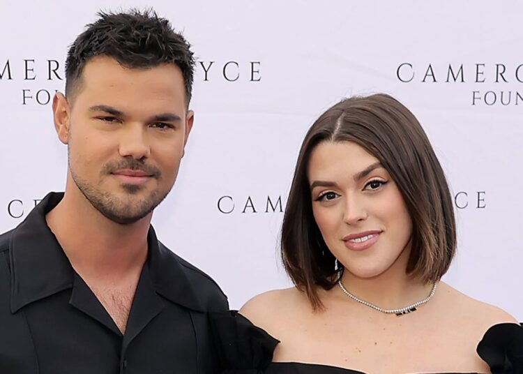Taylor Lautner e sua esposa Tay esperam o primeiro filho! | Grávidas, Celebridades Grávidas, Tay Dome, Taylor Lautner | Notícias e fofocas sobre celebridades | Entretenimento, fotos e vídeos